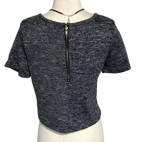 Forever 21 S black cropped to its zipper on back - Picture 3 of 4